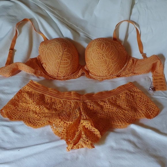 Victoria"s Secret Bra and Panty Set - Picture 1 of 6